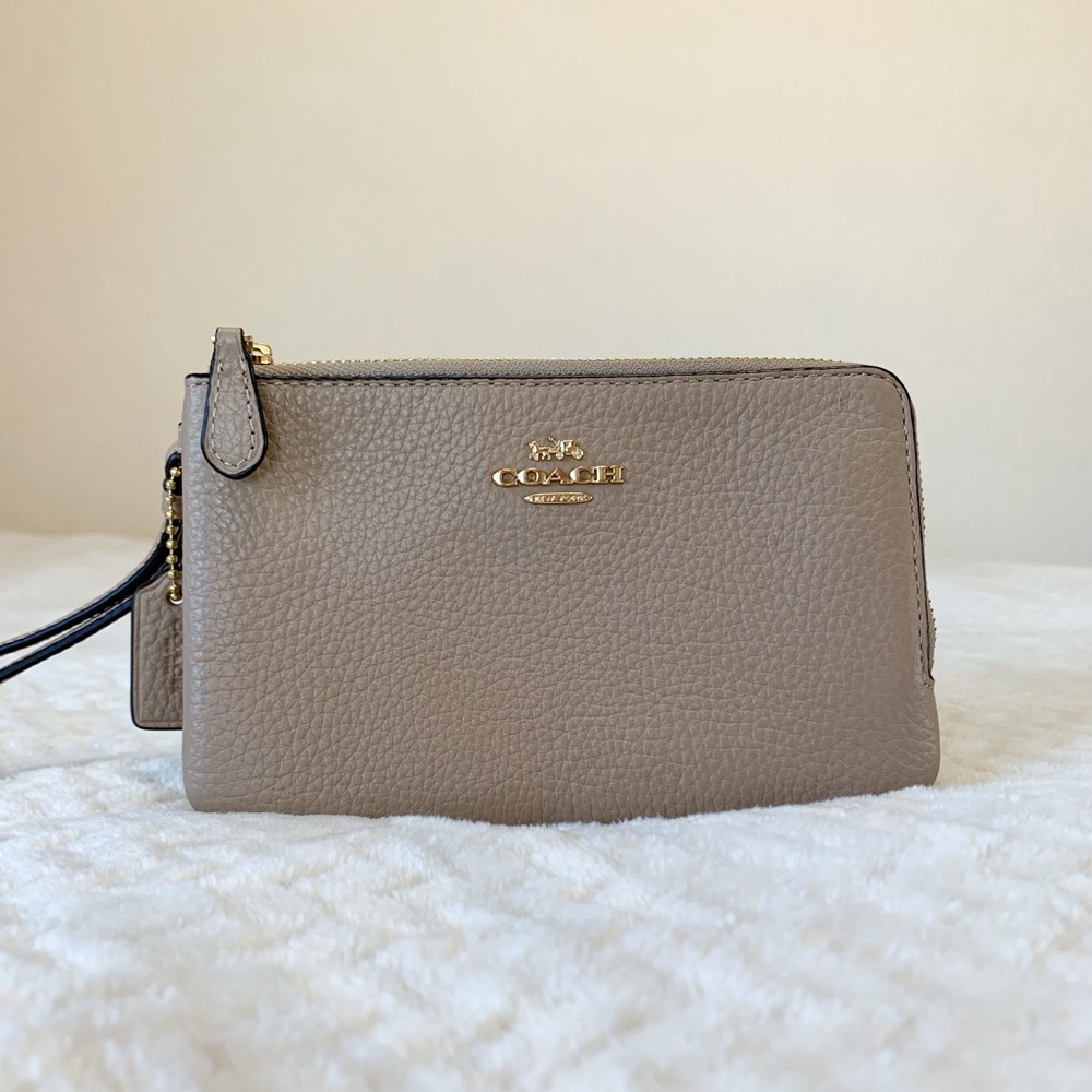 Classy Coach Pebbled Tan Double Zipper Wristlet Wallet Card Holder